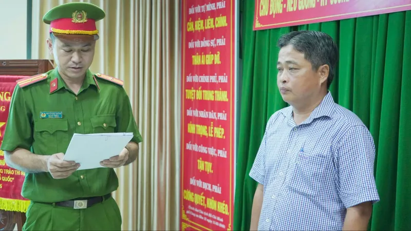 Cơ quan chức năng tống đạt quyết định khởi tố bị can, bắt tạm giam ông Võ Chí Công
