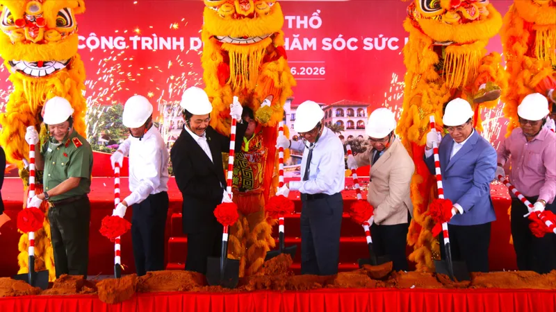 Các đại biểu thực hiện nghi thức động thổ trung tâm