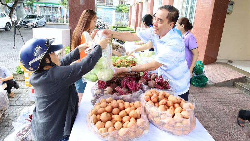 Đưa nông sản sạch đến người dân có thu nhập thấp