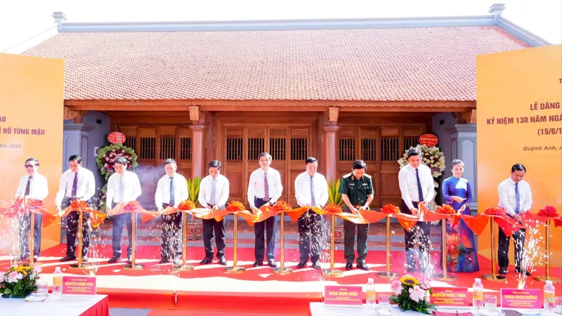Các đại biểu thực hiện nghi thức khánh thành dự án 