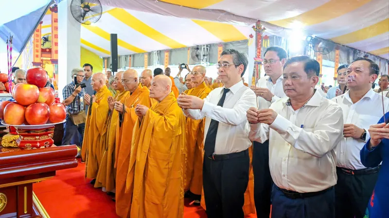 Trang nghiêm Lễ tưởng niệm các Anh hùng liệt sĩ tại Công viên Lê Thị Riêng