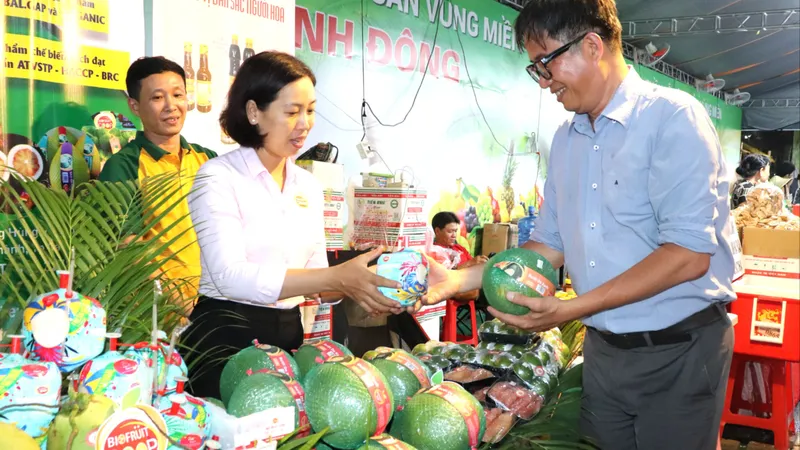 Người dân tham quan quầy nông sản đặc trưng tại tuần lễ nông sản