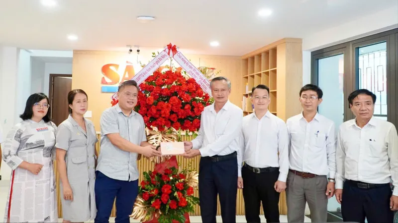 Phó Chủ tịch HĐND TP Đà Nẵng Đoàn Ngọc Hùng Anh tặng hoa chúc mừng các cán bộ tại văn phòng đại diện