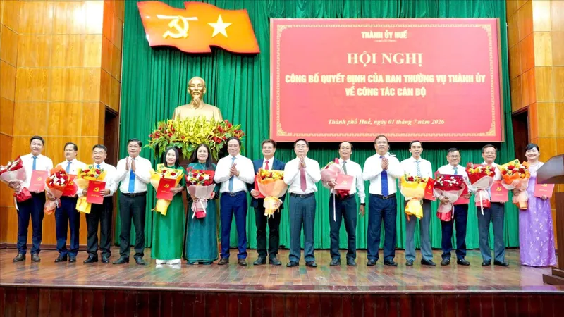 Thành ủy Huế trao các quyết định của Ban Thường vụ Thành ủy về công tác cán bộ.