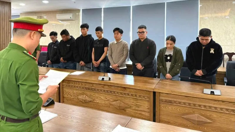 Cơ quan điều tra xác định, các bị can lợi dụng vị trí công tác để mở tài khoản trái quy định, hỗ trợ chuyển dịch dòng tiền bất hợp pháp
