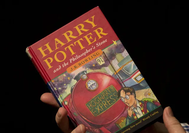  Ấn bản đầu tiên của bộ sách Harry Potter ra mắt lần đầu năm 1997, hiện cuốn in đầu tiên của NXB đang được rao bán với giá khoảng 1,5 tỷ đồng.​
