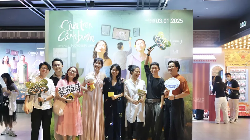 Đạo diễn Dương Diệu Linh cùng các diễn viên và khán giả tham dự buổi ra mắt phim Mưa trên cánh bướm