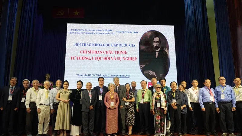 Các chuyên gia, nhà nghiên cứu văn hóa và đại diện gia đình tham dự hội thảo khoa học cấp quốc gia với chủ đề “Chí sĩ Phan Châu Trinh: Tư tưởng, cuộc đời và sự nghiệp”.