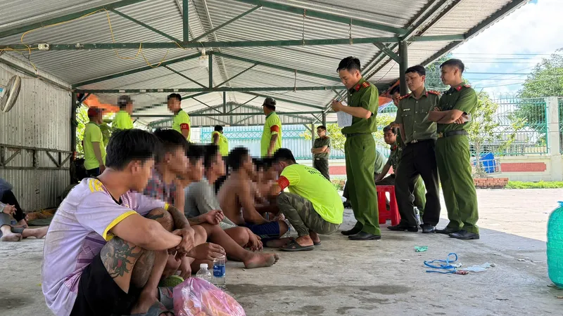 Lực lượng công an làm việc với các học viên đã được truy tìm. Ảnh: TIẾN DŨNG