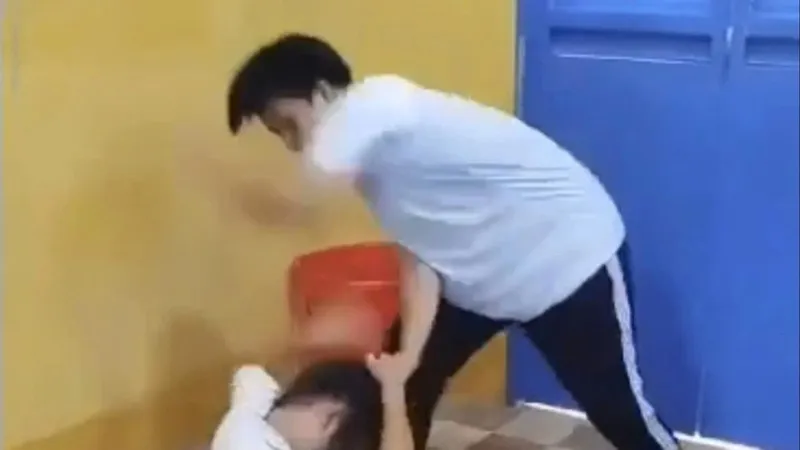 Cảnh nam sinh đánh nữ sinh trong lớp học. Ảnh cắt từ clip