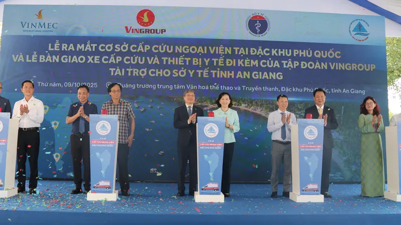 Các đại biểu tham dự lễ ra mắt Cơ sở cấp cứu ngoại viện chuẩn quốc tế Phú Quốc. Ảnh: NAM KHÔI