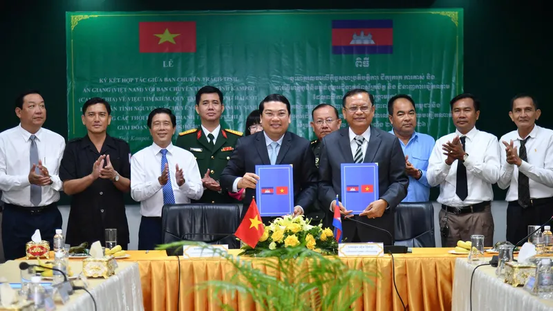 Phó Chủ tịch UBND tỉnh An Giang Lê Trung Hồ ký kết biên bản phối hợp tiếp tục tìm kiếm hài cốt liệt sĩ giai đoạn 2025-2026 với Ban Chuyên trách tỉnh Kampot. Ảnh: LÊ QUỐC