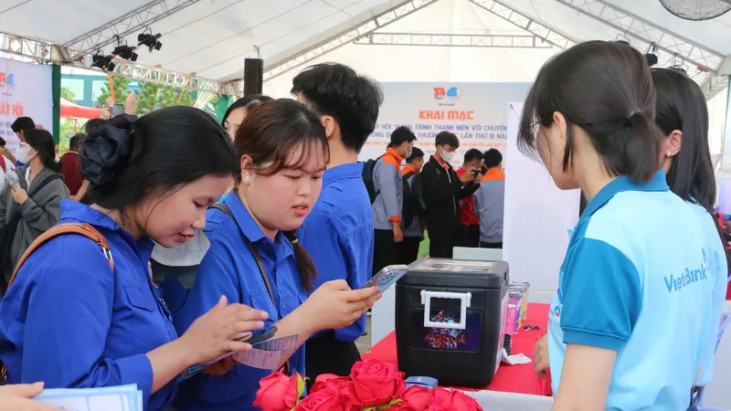 Đoàn viên, thanh niên trải nghiệm các dịch vụ thanh toán số, giải pháp kinh doanh số tại ngày hội. Ảnh: PHƯƠNG NAM