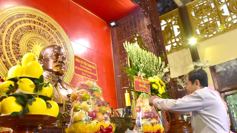 Chủ tịch Quốc hội Trần Thanh Mẫn dâng hương tưởng nhớ Chủ tịch Tôn Đức Thắng. Ảnh: NAM KHÔI