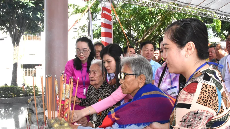 2 Mẹ Việt Nam Anh hùng Huỳnh Thị Năm và Trần Thị Thi dâng hương tại Nhà bia tưởng niệm Anh hùng Lực lượng vũ trang nhân dân Mai Thị Nương. Ảnh: NAM KHÔI