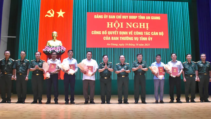 Lãnh đạo Bộ Chỉ huy Quân sự tỉnh và Bộ đội Biên phòng tỉnh An Giang trao quyết định, tặng hoa chúc mừng các đồng chí Phó Bí thư Đảng ủy xã, phường, đặc khu tham gia Đảng ủy Ban Chỉ huy Bộ đội Biên phòng tỉnh An Giang. Ảnh: NAM KHÔI