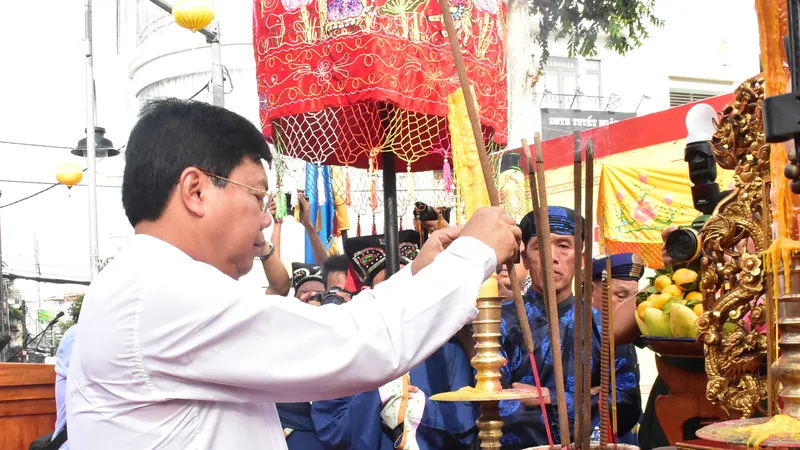 Bí thư Tỉnh ủy An Giang Nguyễn Tiến Hải dâng hương lên Tượng đài Anh hùng dân tộc Nguyễn Trung Trực. Ảnh: NAM KHÔI