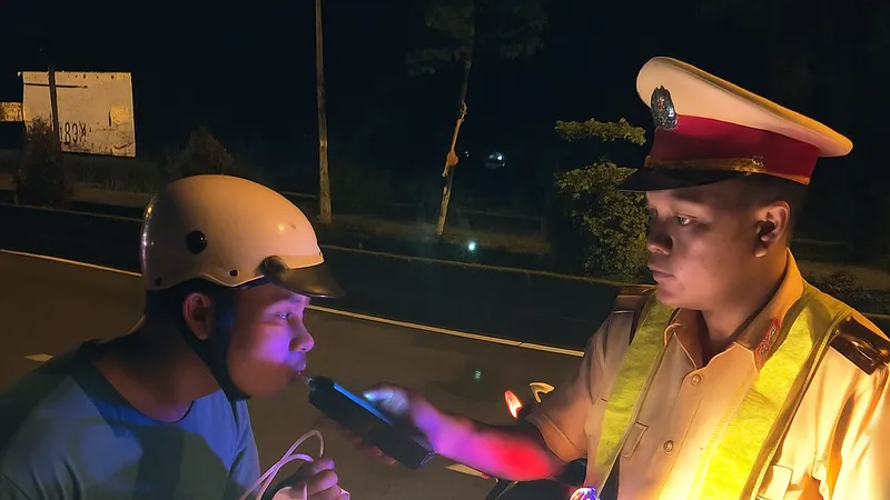 Lực lượng CSGT kiểm tra nồng độ cồn tại đặc khu Phú Quốc vào tối 20-10. Ảnh: NAM KHÔI
