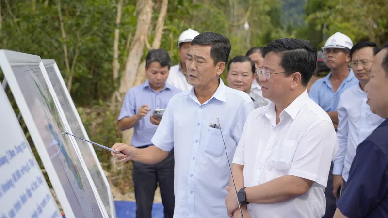 Chủ tịch UBND tỉnh An Giang Hồ Văn Mừng kiểm tra tiến độ thi công dự án hồ nước Cửa Cạn. Ảnh: NAM KHÔI