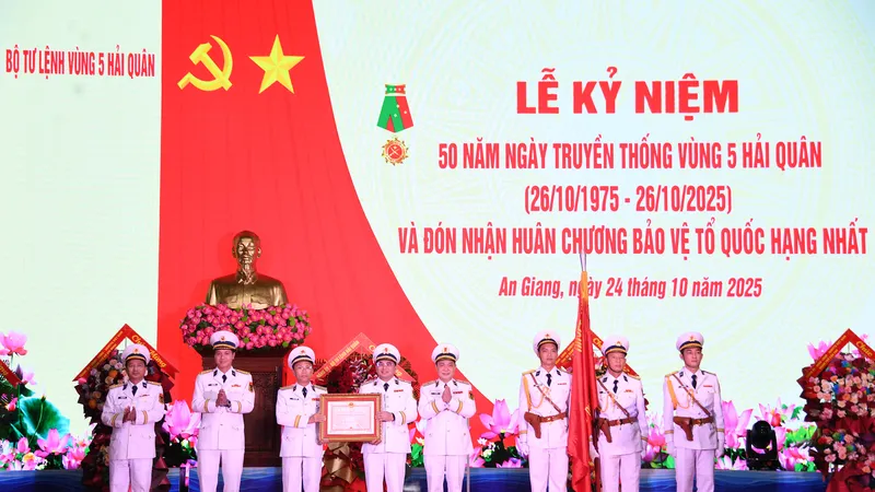 Thừa ủy quyền của Chủ tịch nước, Chuẩn Đô đốc Lê Bá Quân trao Huân chương Bảo vệ Tổ quốc hạng Nhất tặng Vùng 5 Hải quân. Ảnh: NAM KHÔI