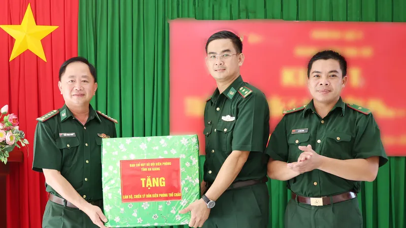 Thăm, động viên cán bộ, chiến sĩ Đồn Biên phòng Thổ Châu (An Giang)