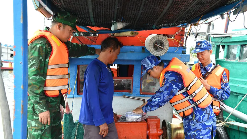 Lực lượng chức năng niêm phong tang vật vi phạm trên tàu không có số hiệu