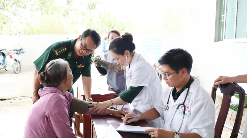 Các y, bác sĩ quân y tư vấn, khám bệnh cho người dân. Ảnh: NAM KHÔI