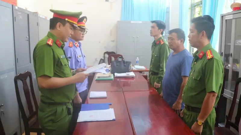 Công an tống đạt quyết định khởi tố bị can đối với Lê Thanh Hà