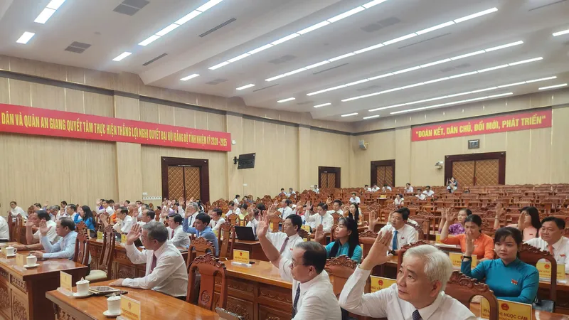 Đại biểu HĐND tỉnh An Giang biểu quyết thông qua Nghị quyết quyết định chủ trương đầu tư dự án Trung tâm tổ chức Hội nghị APEC