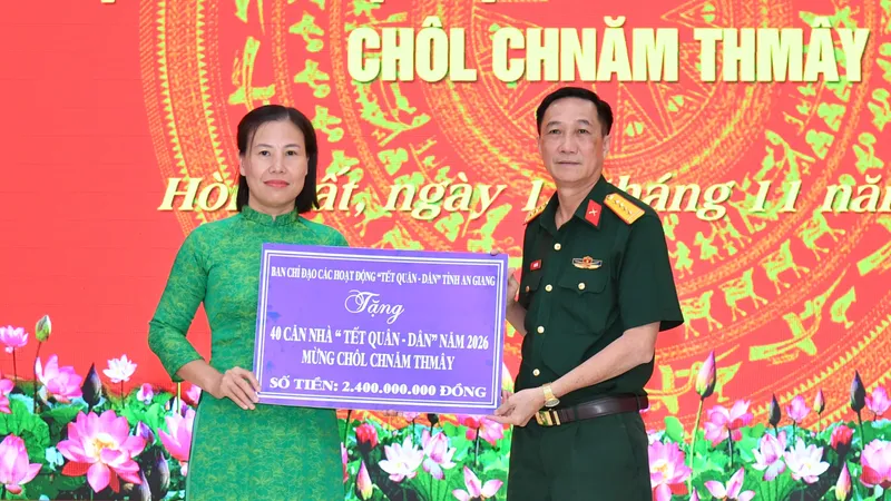 Đại tá Cao Minh Tâm, Phó Chính ủy Bộ CHQS tỉnh, Phó Trưởng Ban Thường trực Ban tổ chức các hoạt động "Tết Quân - Dân" tỉnh An Giang trao bảng tượng trưng hỗ trợ kinh phí xây dựng nhà đến đại diện UBND xã Hòn Đất
