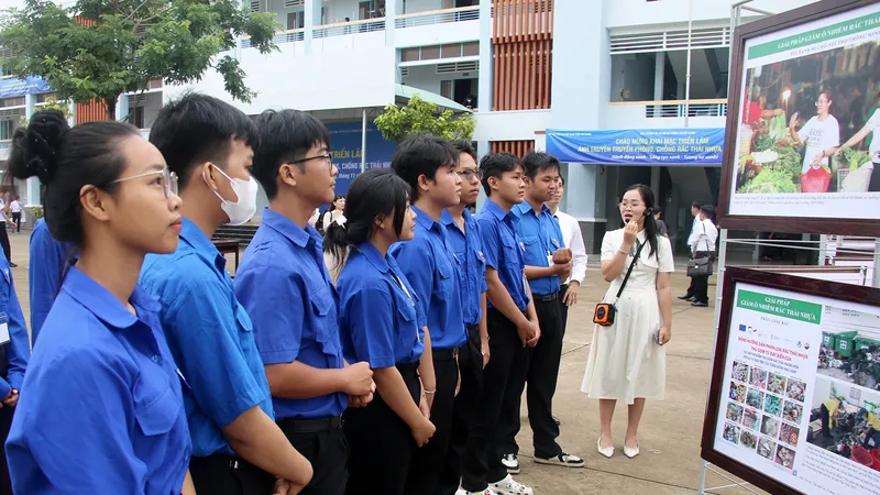 Đoàn viên, thanh niên xem các tác phẩm trưng bày tại triển lãm