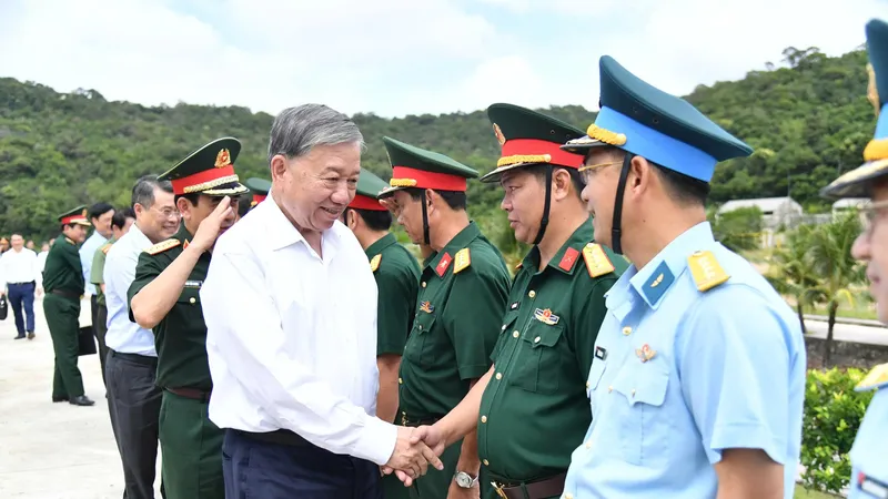Tổng Bí thư Tô Lâm với cán bộ, chiến sĩ làm nhiệm vụ tại đặc khu Thổ Châu, tỉnh An Giang