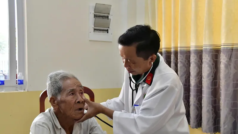 Bác sĩ Bệnh viện Quân y 121 khám bệnh cho người dân