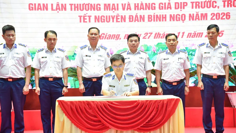 Đại diện các cơ quan, đơn vị trong toàn Bộ Tư lệnh Vùng ký kết giao ước thi đua