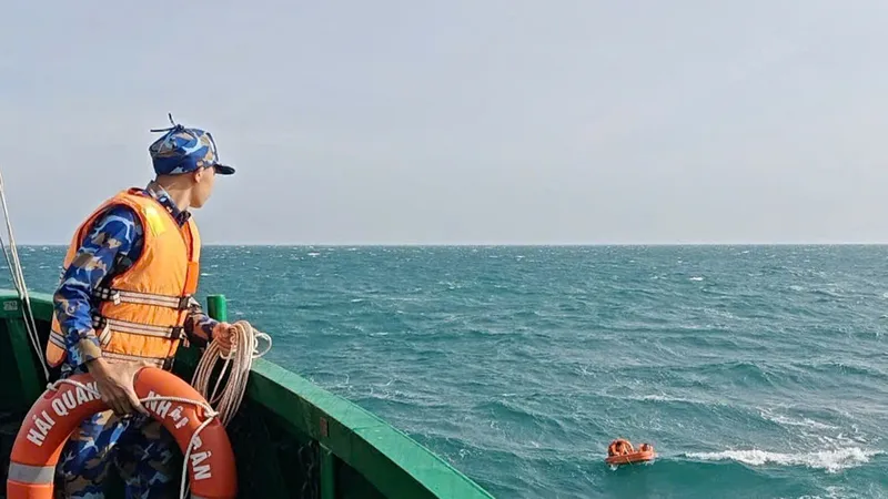 Chiến sĩ tàu 954 tiếp cận các thuyền viên bị nạn