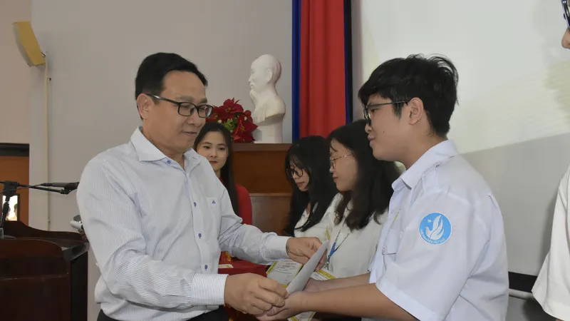Đại diện Công ty TNHH MTV Xổ số kiến thiết tỉnh An Giang trao học bổng đến sinh viên