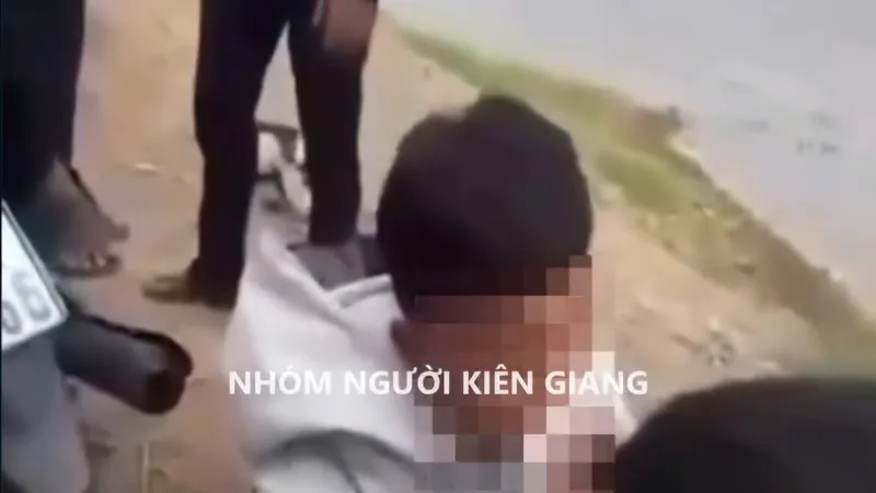 Nam sinh bị nhóm bạn nhét băng vệ sinh vào miệng. Ảnh cắt từ clip mạng xã hội