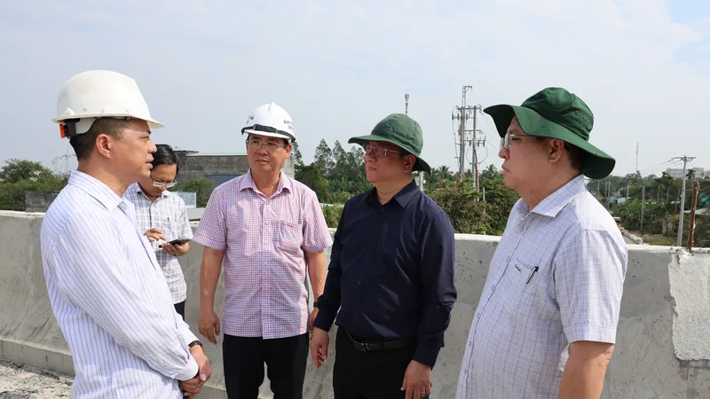 Chủ tịch UBND tỉnh An Giang Hồ Văn Mừng (thứ hai từ phải qua) kiểm tra tiến độ thi công cao tốc Châu Đốc - Cần Thơ - Sóc Trăng giai đoạn 1