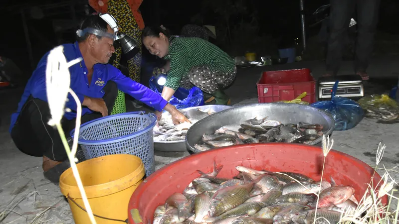 “Chợ ma” mùa nước nổi vùng biên giới An Giang 