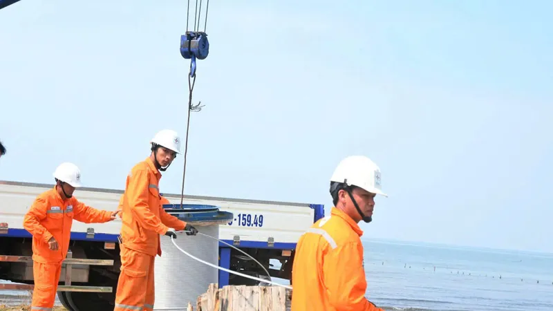 Công nhân Điện lực kéo dây khắc phục sự cố tuyến cáp ngầm 110kV Hà Tiên-Phú Quốc