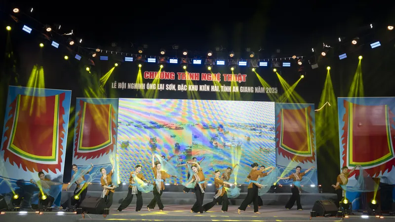 Một tiết mục văn nghệ trong chương trình văn nghệ khai mạc Lễ hội Nghinh Ông Lại Sơn năm 2025