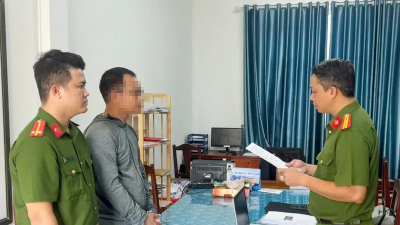 Cơ quan công an thi hành lệnh bắt tạm giam đối với Bùi Quang Huy