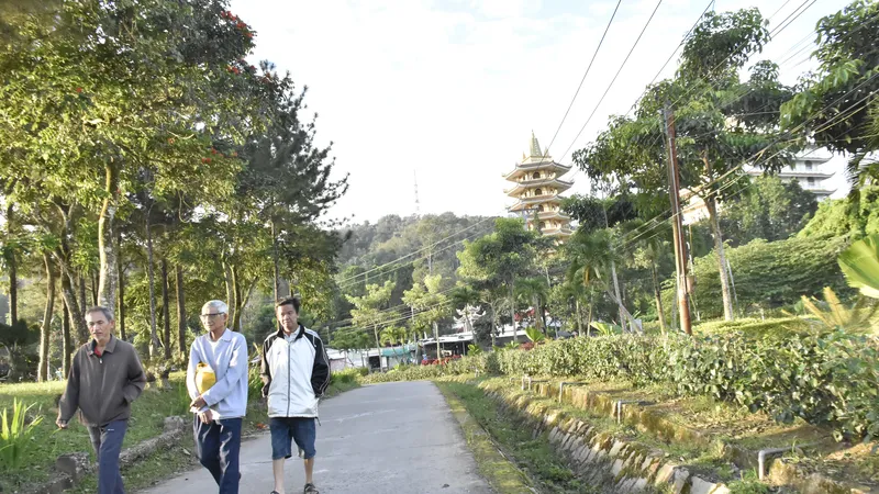 Du khách tham quan Núi Cấm (tỉnh An Giang)