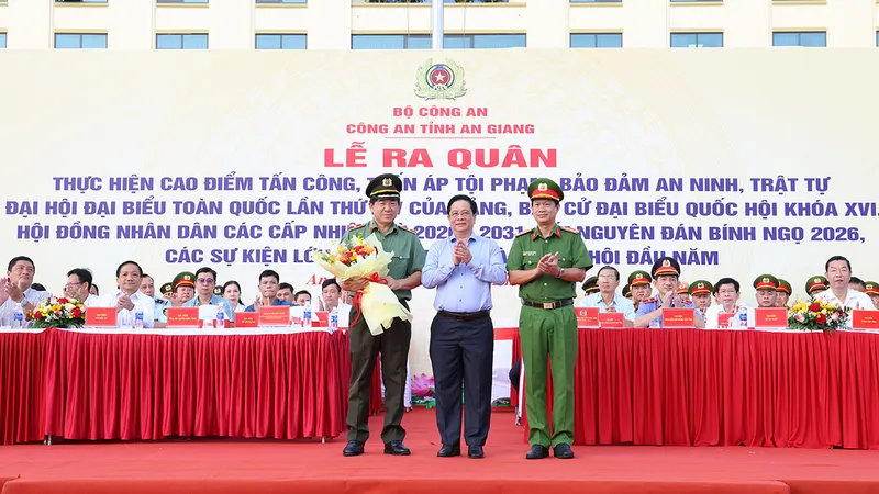 Ông Hồ Văn Mừng, Chủ tịch UBND tỉnh An Giang tặng hoa chúc mừng, động viên lực lượng Công an tỉnh