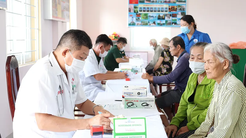 Cán bộ quân y khám bệnh cho người dân