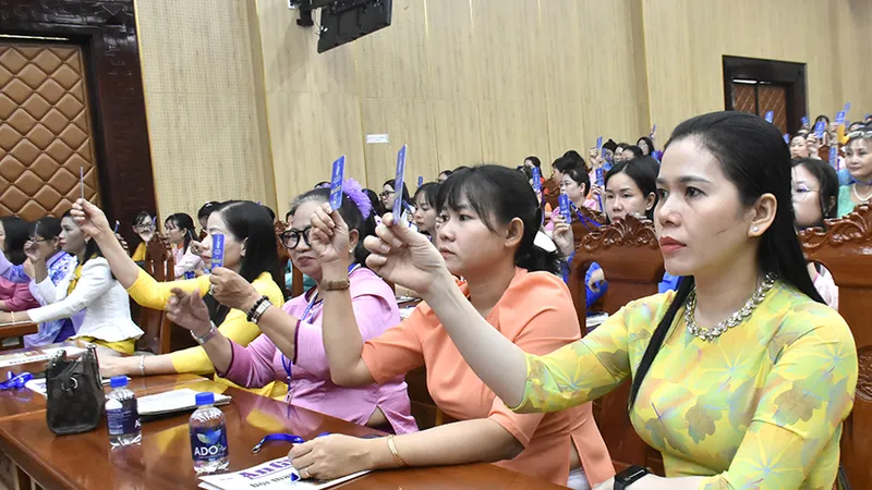 Các đại biểu biểu quyết thông qua Nghị quyết của Đại hội