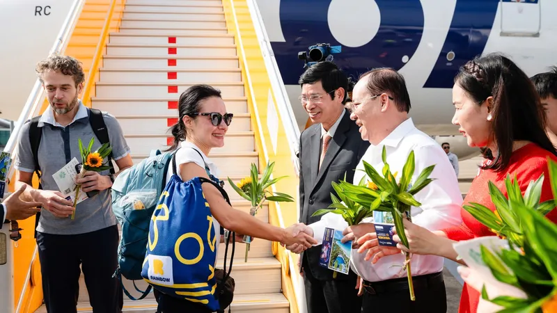 Ban tổ chức tặng hoa chào mừng các vị khách đặc biệt
