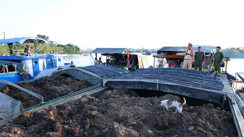Cán bộ Đội Cảnh sát đường thủy số 2 phối hợp Công an xã Bình Hoà kiểm tra số khoáng sản trên các phương tiện