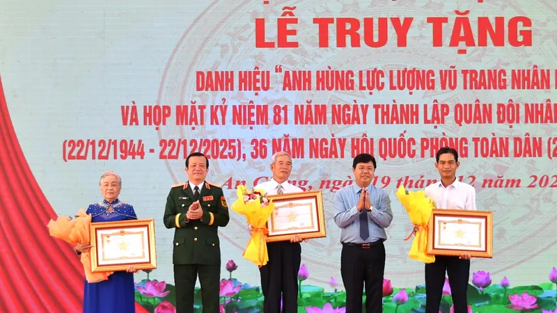 Đồng chí Nguyễn Tiến Hải, Bí thư Tỉnh ủy, Bí thư Đảng ủy Quân sự tỉnh An Giang và Trung tướng Hồ Văn Thái, Chính ủy Quân khu 9 trao quyết định Truy tặng danh hiệu Anh hùng lực lượng vũ trang nhân dân cho gia đình Thượng tá Nguyễn Thành Kính, Thiếu tá Võ Đông Trạch và gia đình liệt sĩ Trần Văn Tủy