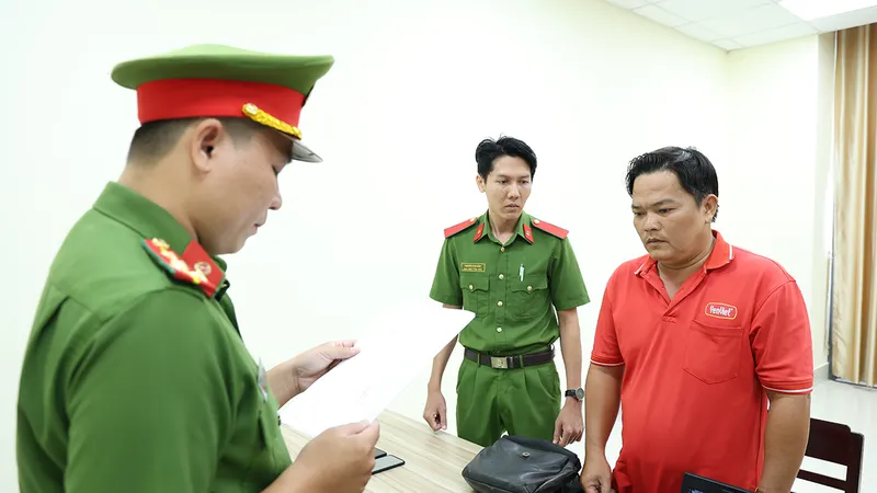 Cán bộ Văn phòng Cơ quan Cảnh sát điều tra tống đạt các quyết định và Lệnh bắt bị can đối với Trương Nhựt Tới